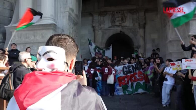 No Meloni Day, studenti in corteo a Napoli con maschere della premier e di Netanyahu