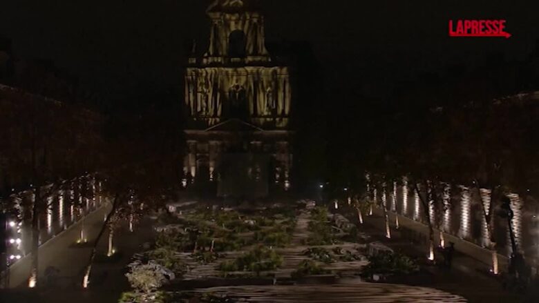 Attentati Parigi 2015, Macron inaugura il “Giardino della Memoria del 13 novembre”