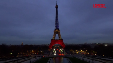 Bataclan, 10 anni dopo la Torre Eiffel si illumina con i colori della bandiera