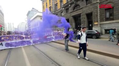 Studenti in corteo a Milano: bruciati cartelli davanti a uffici Comune