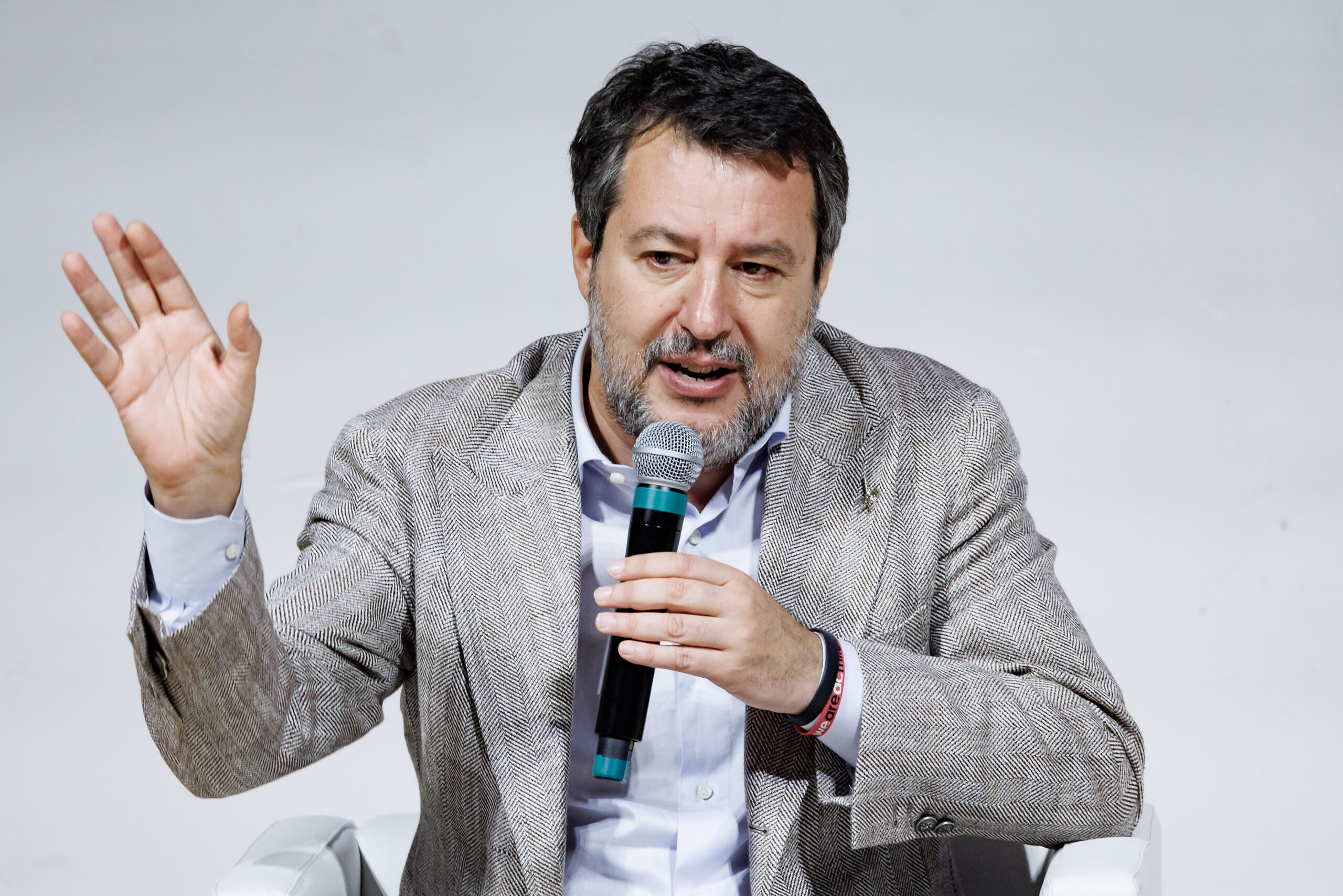 Ucraina, botta e risposta Salvini-Crosetto su invio armi. Leader Lega: “Non vorrei alimentasse altra corruzione”