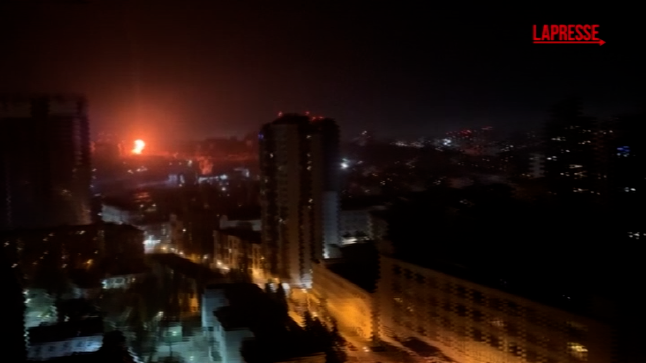 Ucraina, Kiev sotto attacco russo: esplosioni in piena notte nel cuore della città Ucraina, Kiev sotto attacco russo: esplosioni in piena notte nel cuore della città