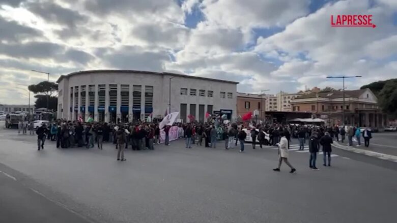 ‘No Meloni day’, studenti in corteo a Roma: il presidio al Mim