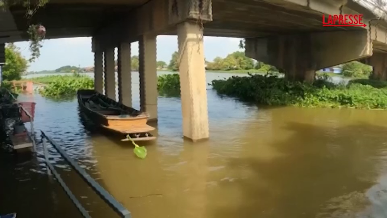 thailandia mangiare immersi in acqua tra i pesci del fiume le immagini del ristorante di bangkok da Lapresse.it thailandia mangiare immersi in acqua tra i pesci del fiume le immagini del ristorante di bangkok
