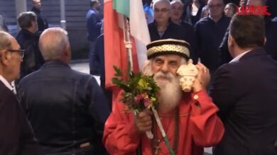 Regionali Campania, vestito da Giuseppe Garibaldi arriva a sostenere Cirielli: "Avanti tutta, ce la faremo"