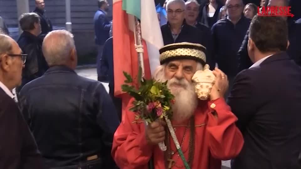 Regionali Campania, vestito da Giuseppe Garibaldi arriva a sostenere Cirielli: "Avanti tutta, ce la faremo" Regionali Campania, vestito da Giuseppe Garibaldi arriva a sostenere Cirielli: "Avanti tutta, ce la faremo"