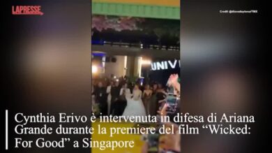 Singapore, fan corre verso Ariana Grande: la star protetta dalla collega Cynthia Erivo