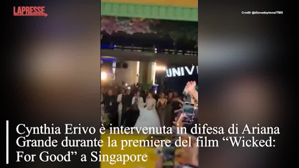 Singapore, fan corre verso Ariana Grande: la star protetta dalla collega Cynthia Erivo
