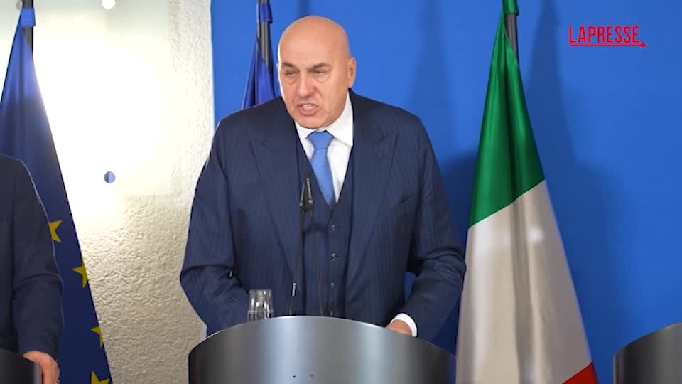 Ucraina, Crosetto a Berlino: "Il 93% degli attacchi russi sono contro obiettivi civili" Ucraina, Crosetto a Berlino: "Il 93% degli attacchi russi sono contro obiettivi civili"