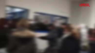 Torino, "No Meloni day": scontri tra manifestanti e polizia a Città Metropolitana