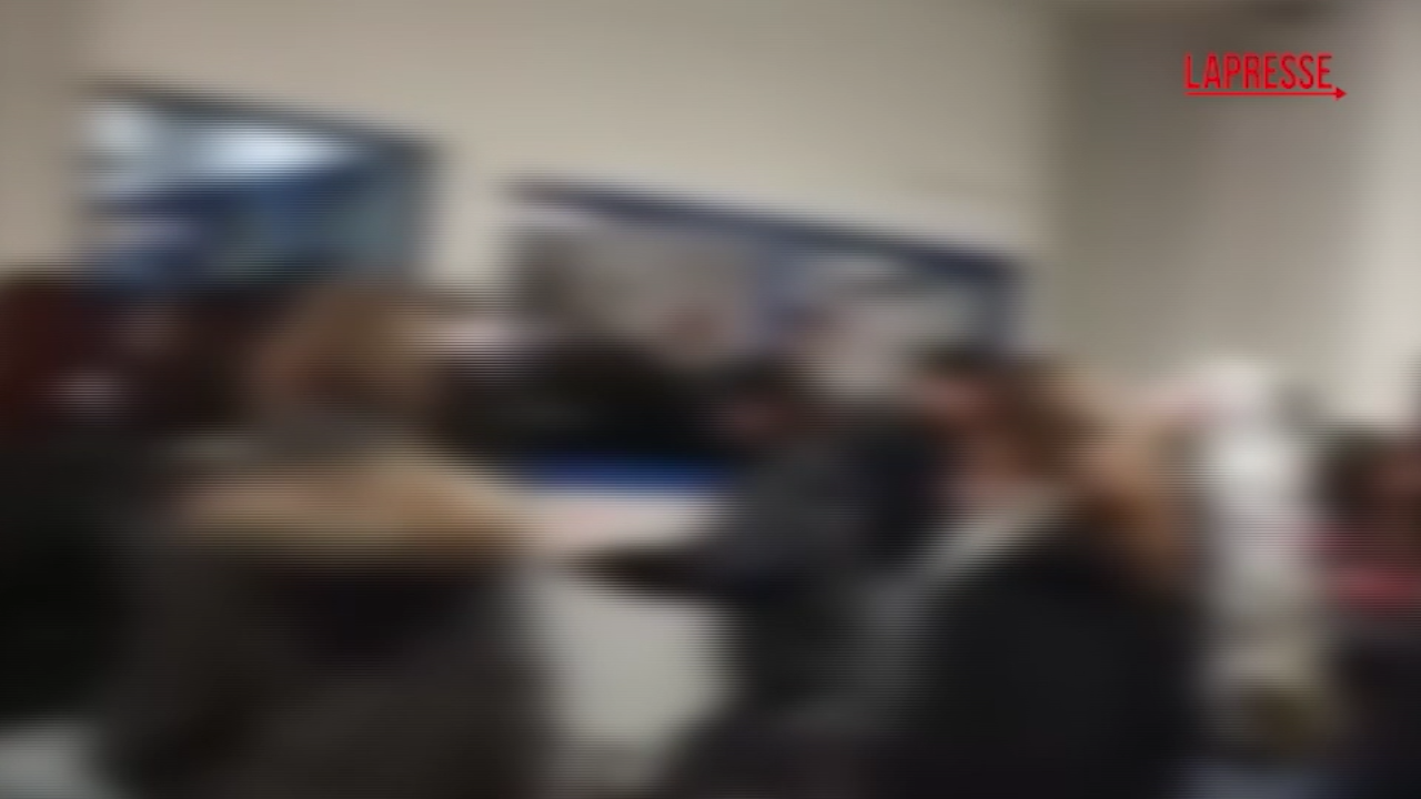 Torino, "No Meloni day": scontri tra manifestanti e polizia a Città Metropolitana