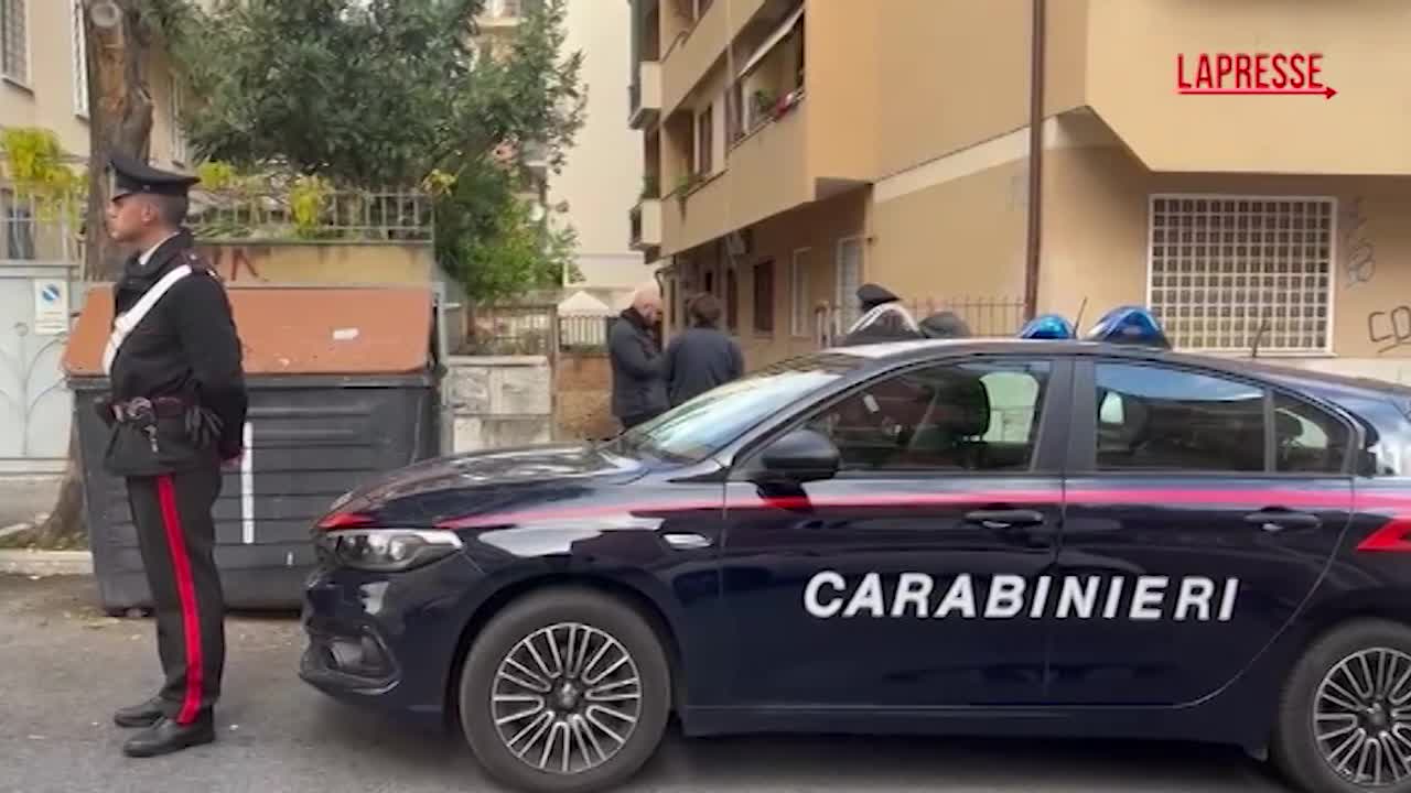 Roma, 27enne muore cadendo da B&B: i carabinieri sul luogo dell Roma, 27enne muore cadendo da B&B: i carabinieri sul luogo dell