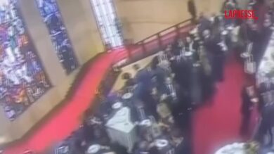 Assessore sardo inciampa e finisce su vetrata Sironi al Mimit: le immagini della caduta