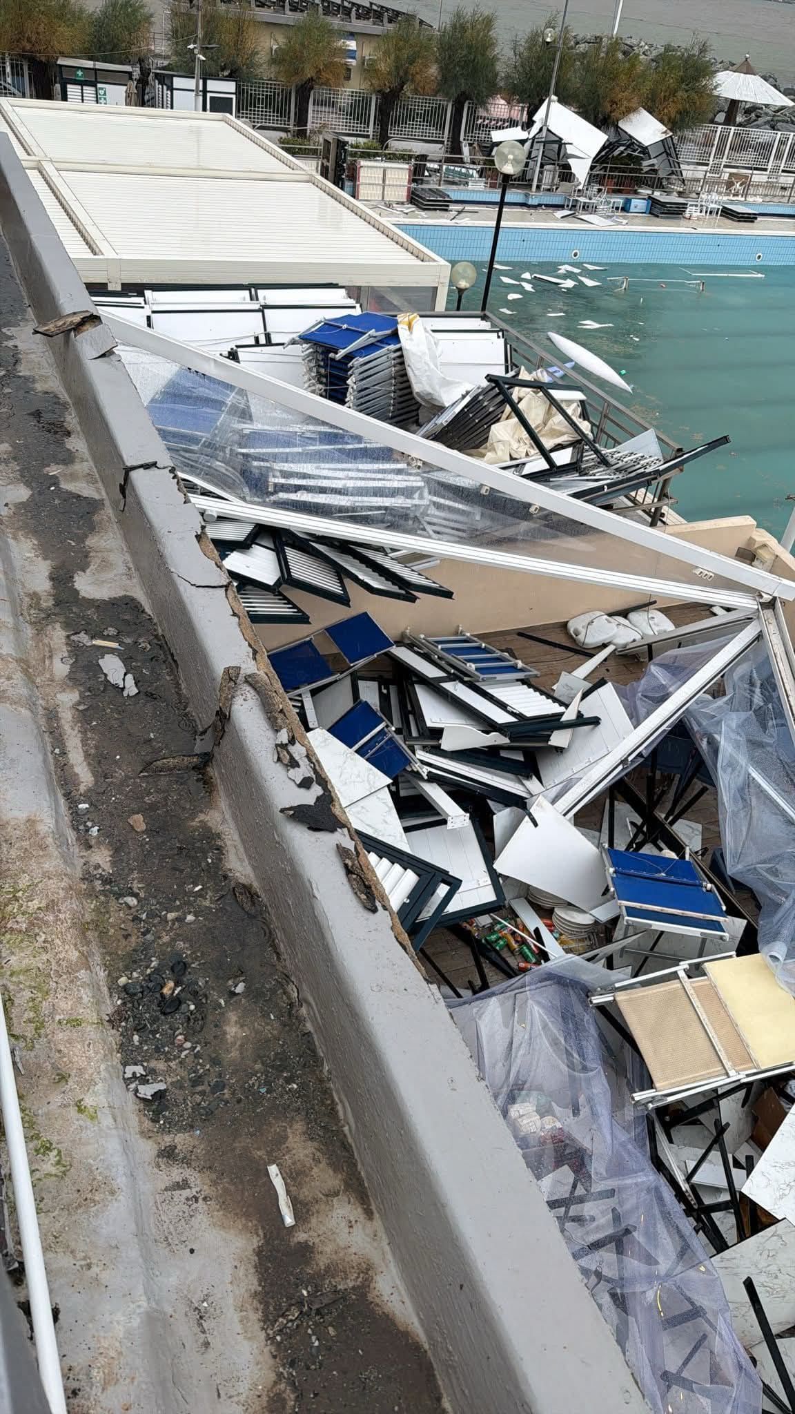 Maltempo, tromba d’aria a Genova: a Pegli si ribalta un camion