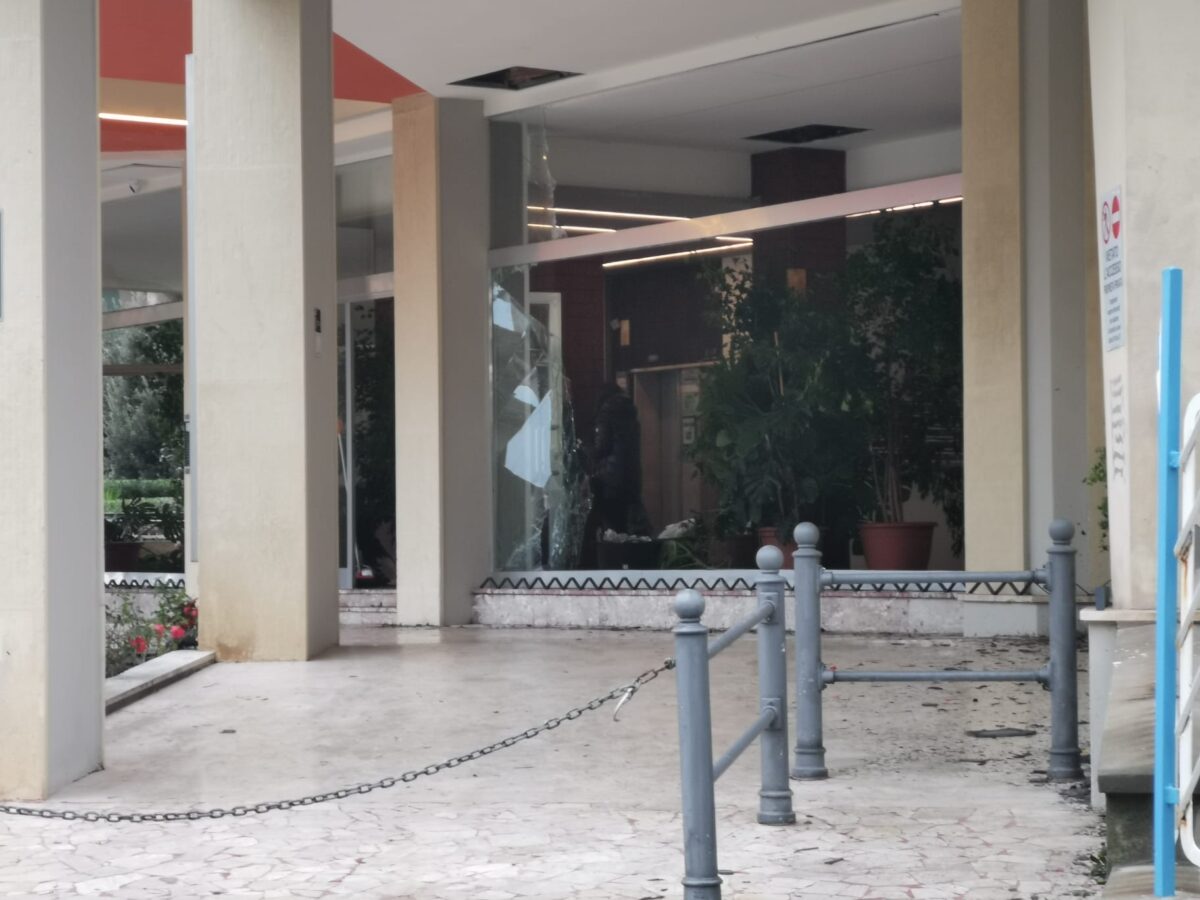 Maltempo, tromba d’aria a Genova: a Pegli si ribalta un camion