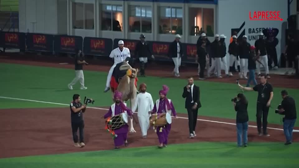 Baseball: inizia la prima stagione a Dubai, giocatori entrano in campo a dorso di un cammello Baseball: inizia la prima stagione a Dubai, giocatori entrano in campo a dorso di un cammello