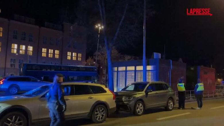 Stoccolma, polizia mette in sicurezza la zona dello schianto del bus
