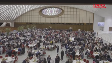 Papa Leone XIV, le immagini del pranzo per i poveri in Vaticano