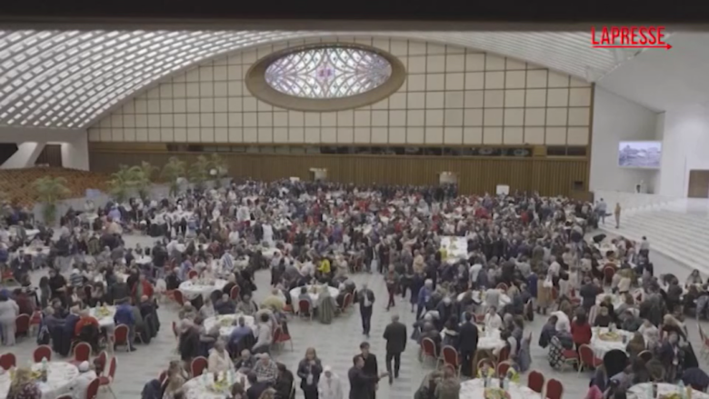 Papa Leone XIV, le immagini del pranzo per i poveri in Vaticano