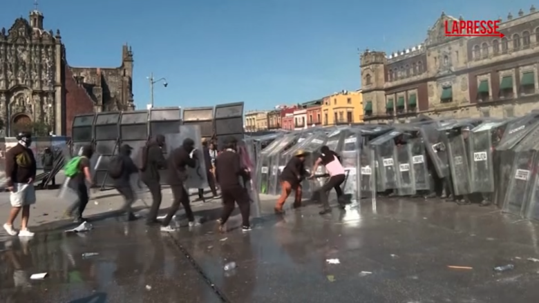 Messico, proteste contro la presidente Sheinbaum: scontri tra manifestanti e polizia