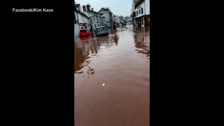 Galles, pesanti inondazioni per la tempesta Claudia: la città di Monmouth completamente allagata