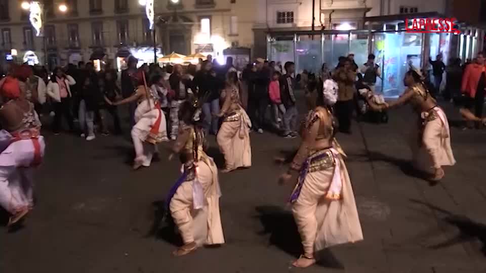 Napoli, piazza Dante si colora con la festa delle comunità straniere Napoli, piazza Dante si colora con la festa delle comunità straniere