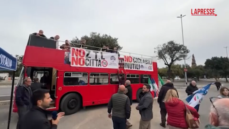 Roma, corteo in auto di Fratelli d'Italia contro la mobilità sostenibile