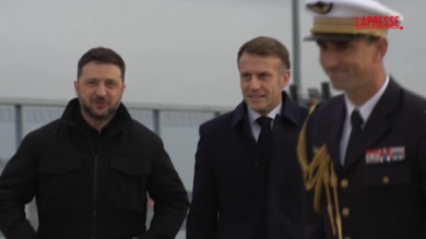 Ucraina, Macron e Zelensky siglano accordo su difesa aerea: il momento della firma