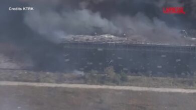 Texas, incendio in centrale dismessa: le immagini dall'alto