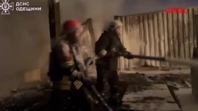 Ucraina, raid russi nella notte fanno morti e feriti: le immagini dei soccorsi