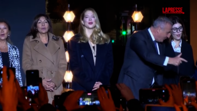 Parigi, Léa Seydoux accende le luci natalizie sugli Champs-Élysées: le immagini
