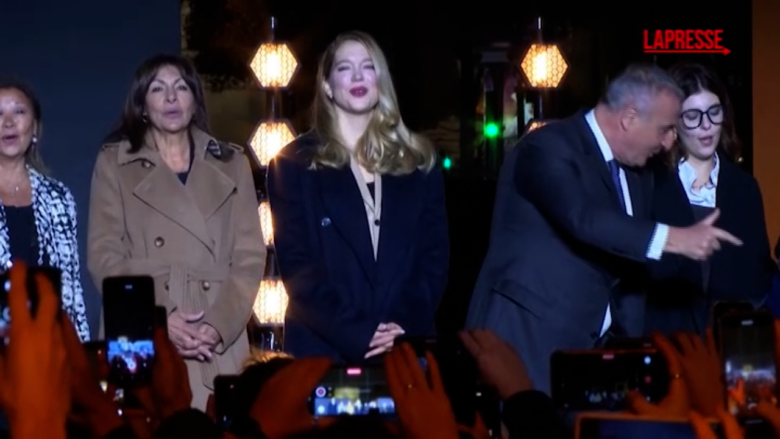 Parigi, Léa Seydoux accende le luci natalizie sugli Champs-Élysées: le immagini