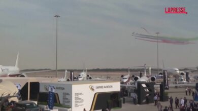 Dubai, il volo spettacolare degli aerei acrobatici Al Fursan
