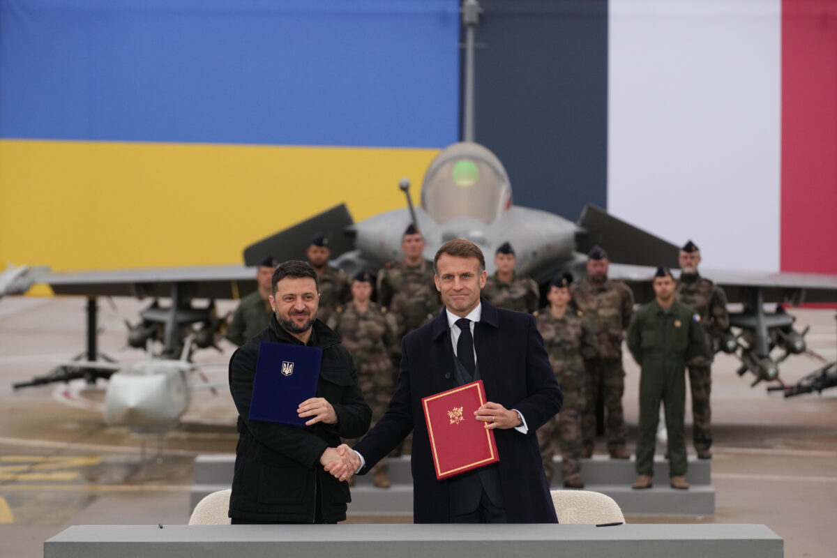 Ucraina, Macron e Zelensky firmano accordo su difesa aerea: Kiev comprerà 100 caccia Rafale – La diretta Ucraina, Macron e Zelensky firmano accordo su difesa aerea: Kiev comprerà 100 caccia Rafale – La diretta