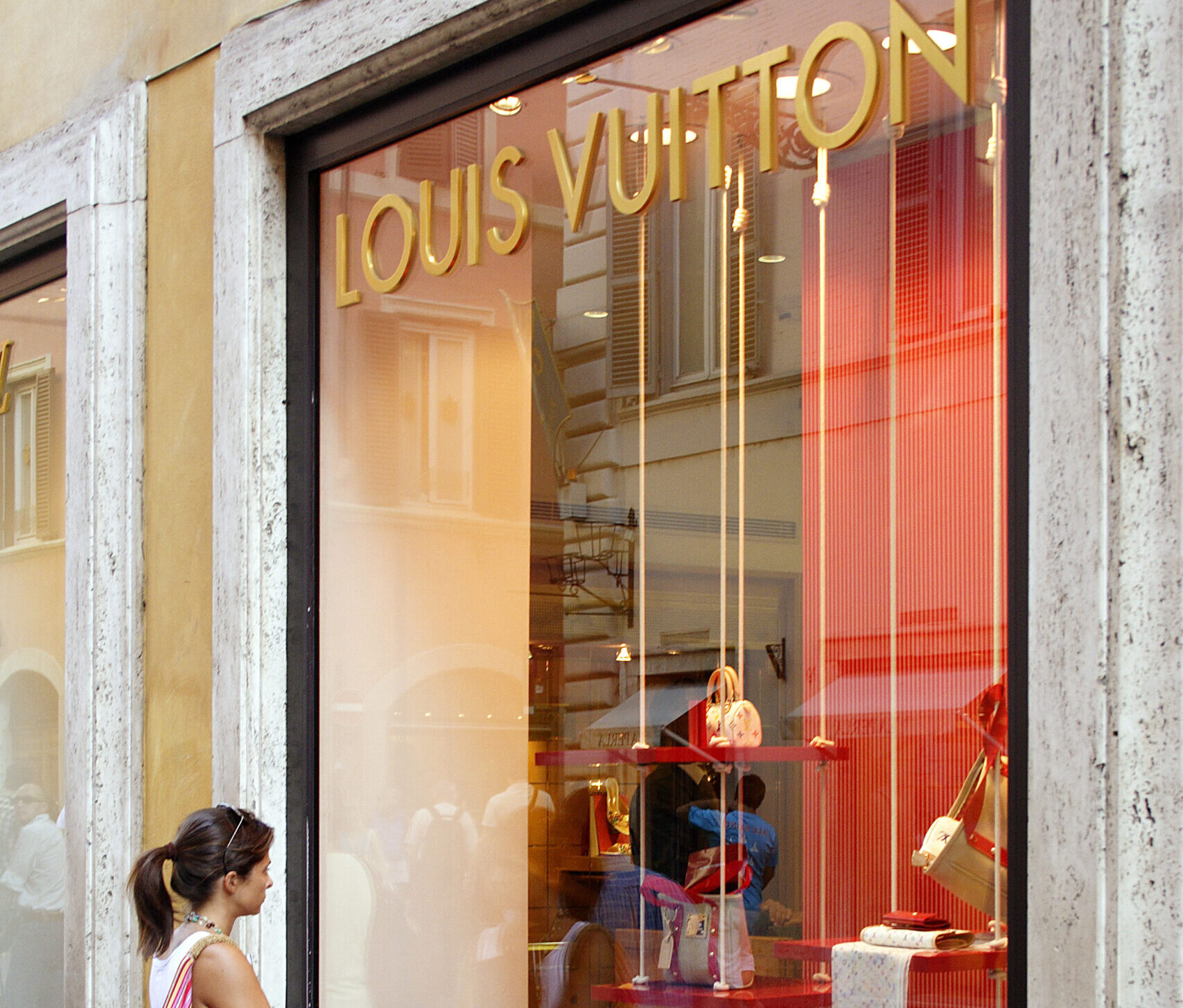 roma furto da louis vuitton in via dei condotti caccia a 3 uomini da Lapresse.it roma furto da louis vuitton in via dei condotti caccia a 3 uomini
