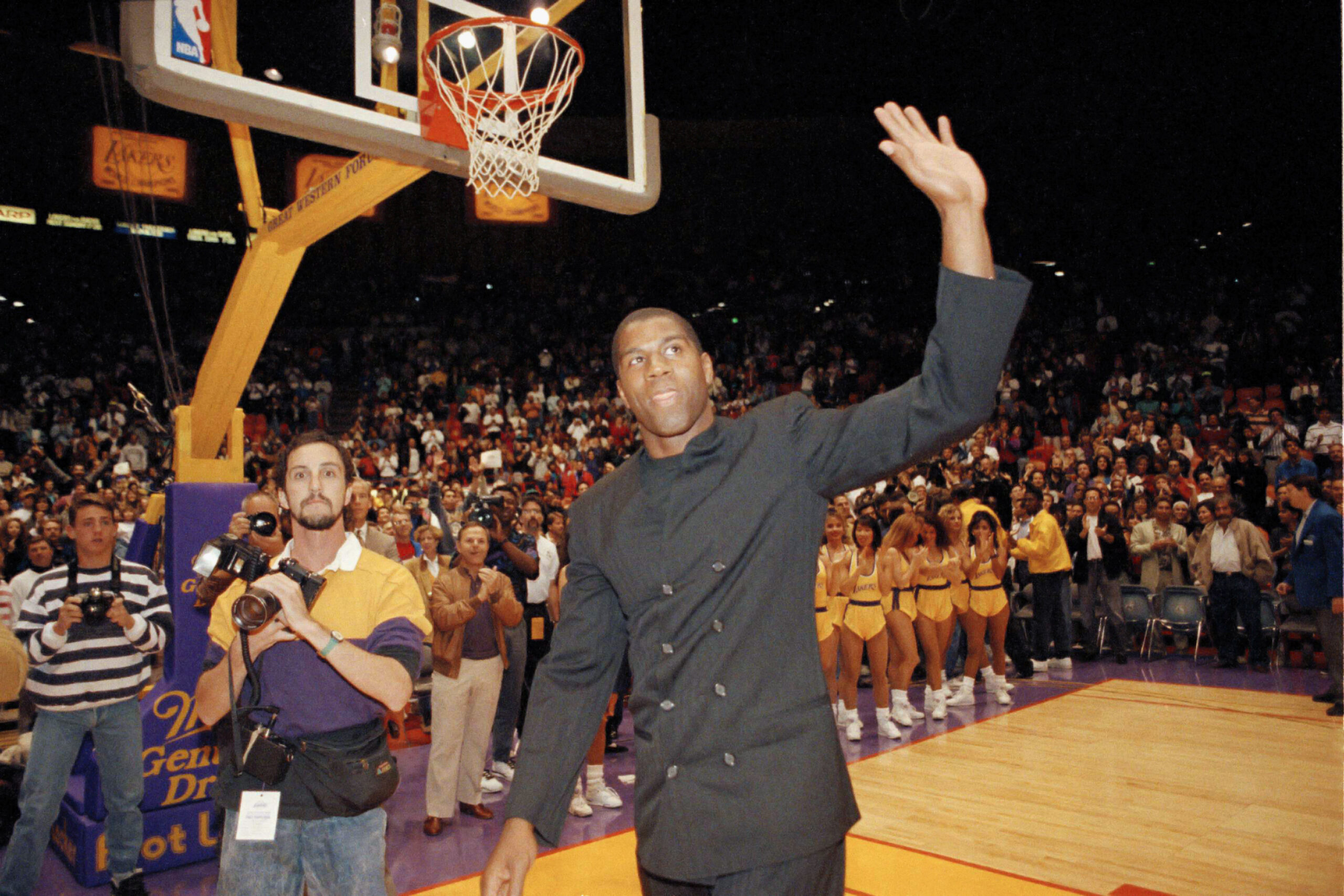 Accadde oggi 17 novembre, 5 foto iconiche: dalla prima di Twilight all’addio ai campi di Magic Johnson