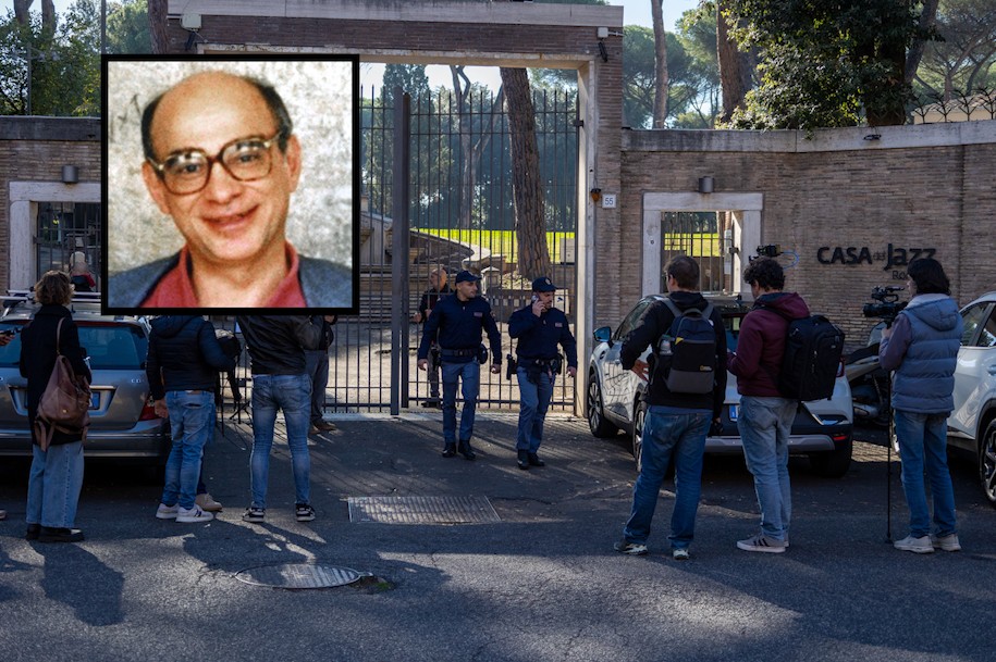 Giudice Adinolfi, il figlio agli scavi alla Casa del Jazz: “Per noi dolore infinito” Giudice Adinolfi, il figlio agli scavi alla Casa del Jazz: “Per noi dolore infinito”