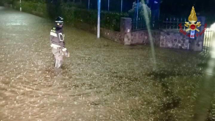 Maltempo, frana travolge una casa vicino Gorizia: due dispersi. Una persona estratta viva