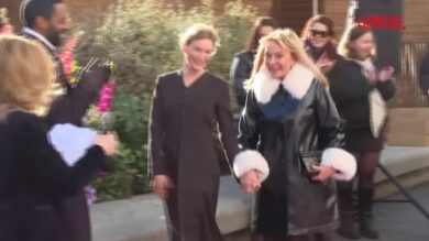 Bridget Jones: Renee Zellweger inaugura la nuova statua a Londra