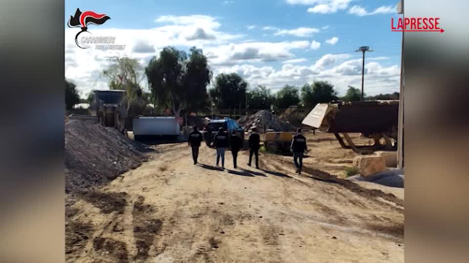 Bari, sequestrata area di 30mila metri quadri adibita a discarica abusiva: le immagini dal drone Bari, sequestrata area di 30mila metri quadri adibita a discarica abusiva: le immagini dal drone