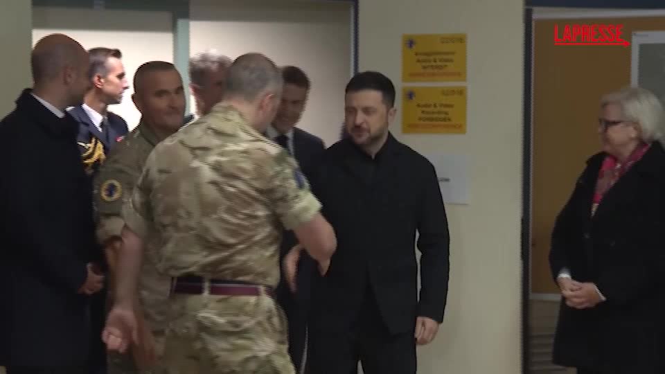 ucraina macron e zelensky al quartiere generale della coalizione da Lapresse.it ucraina macron e zelensky al quartiere generale della coalizione