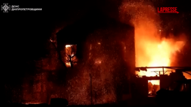 Ucraina, raid russi nella notte su Dnipro: le immagini dei soccorsi