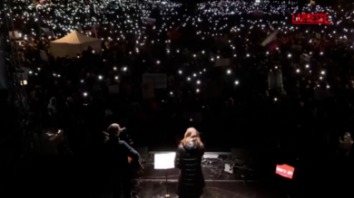 Slovacchia, proteste contro il governo di Fico: decine di migliaia in piazza sotto la pioggia