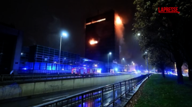 Incendio distrugge grattacielo simbolo di Zagabria, il video