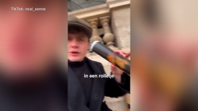 Provocazione al Louvre: due TikToker appendono il loro ritratto accanto alla Gioconda