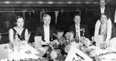 18 novembre 1931 - Il comico Charlie Chaplin e il Principe del Galles Edoardo insieme in una cena di beneficenza a Londra (foto AP)
