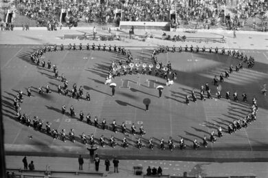 18 novembre 1978 - La banda dell'università di Northwestern (Usa) schierata a formare la sagoma di Topolino nell'intervallo della partita contro Michigan State a Evanston in Illinois, in occasione del 50esimo compleanno del personaggio (foto AP/Fred Jewell)