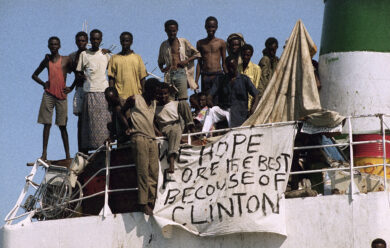 18 novembre 1992 - Un gruppo di rifugiati somali a bordo della nave Samaa-1 mostrano uno striscione con su scritto: "Speriamo nel meglio grazie a Clinton" dopo aver attraccato ad Aden, Yemen. Il mercantile, pieno di disperati rifugiati somali, è arrivato nel porto dopo due settimane di viaggio estenuante in mare (foto Ap/Santiago Lyon)