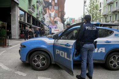 Milano, rapinato e accoltellato in Corso Como: 22enne ha danni irreparabili