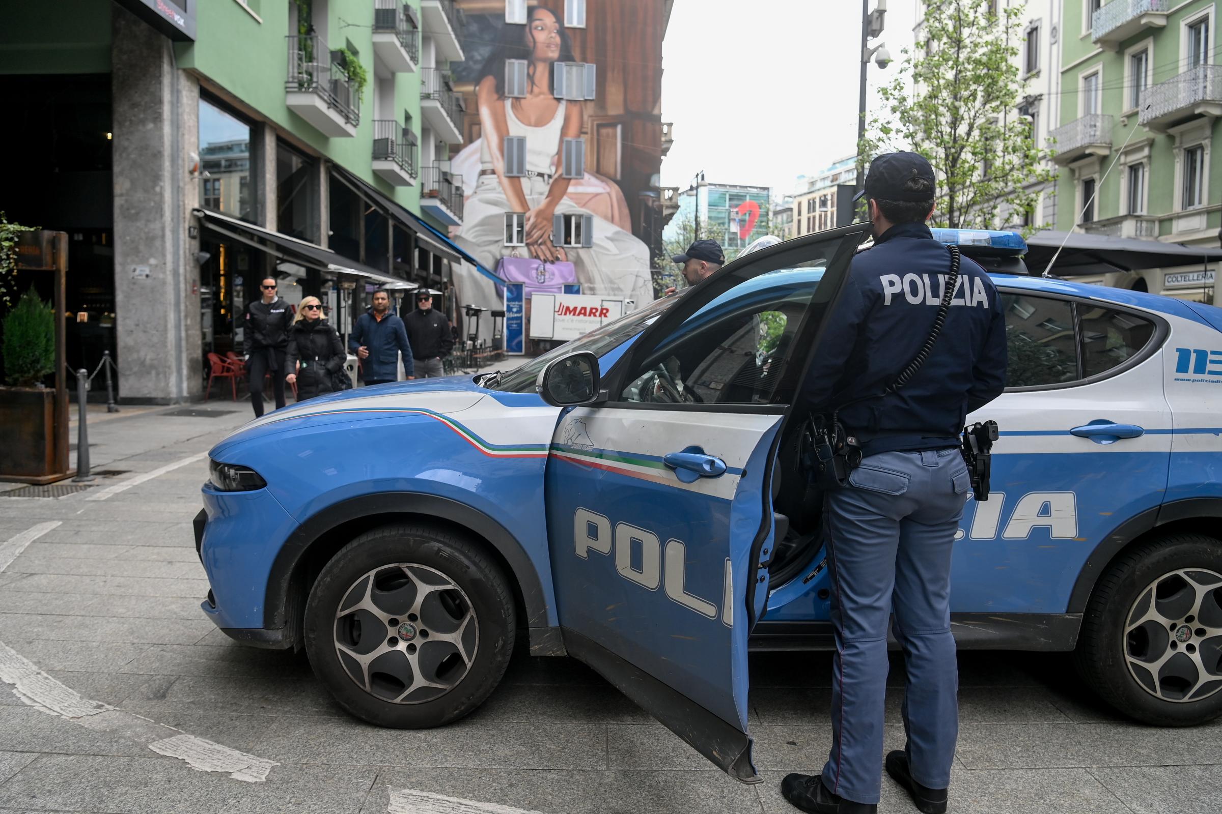 Milano, rapinato e accoltellato in Corso Como: 22enne ha danni irreparabili